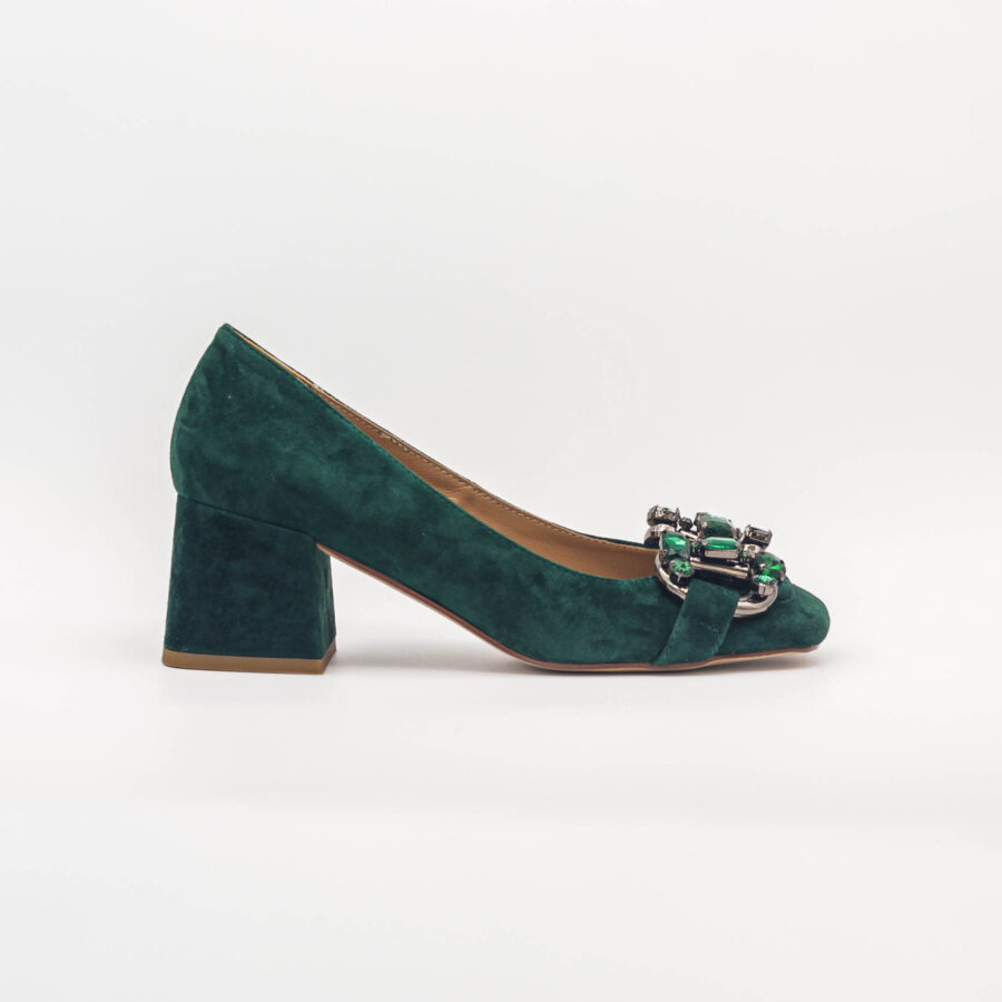 Sapato verde salto Alma en Pena. Sapato de senhora monocromático, com salto quadrado de 5,5 cm. Sapato feminino de biqueira quadrada e acessório metalizada, com pedras brilhantes verdes.