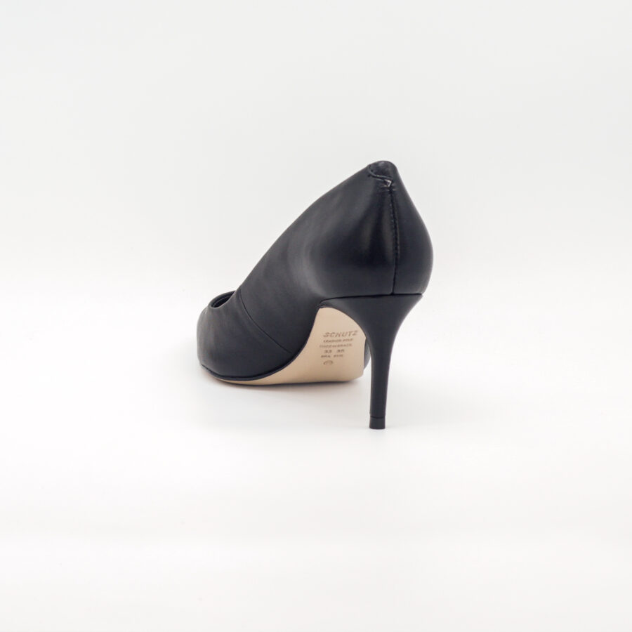 Sapato salto preto Schutz. Sapato de mulher, estilo stilleto de cor preta, com salto fino de 7 cm. Sapato classico feminino, em pele no exterior, com biqueira afunilada.