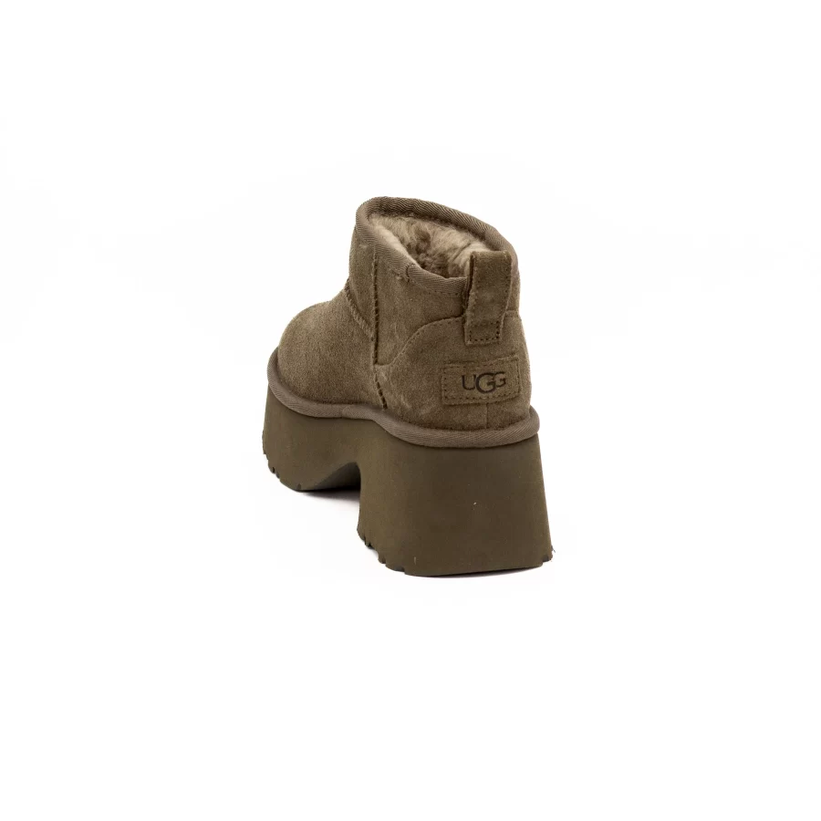 Bota UGG W Classic Ultra Mini New Heights em taupe vista traseira