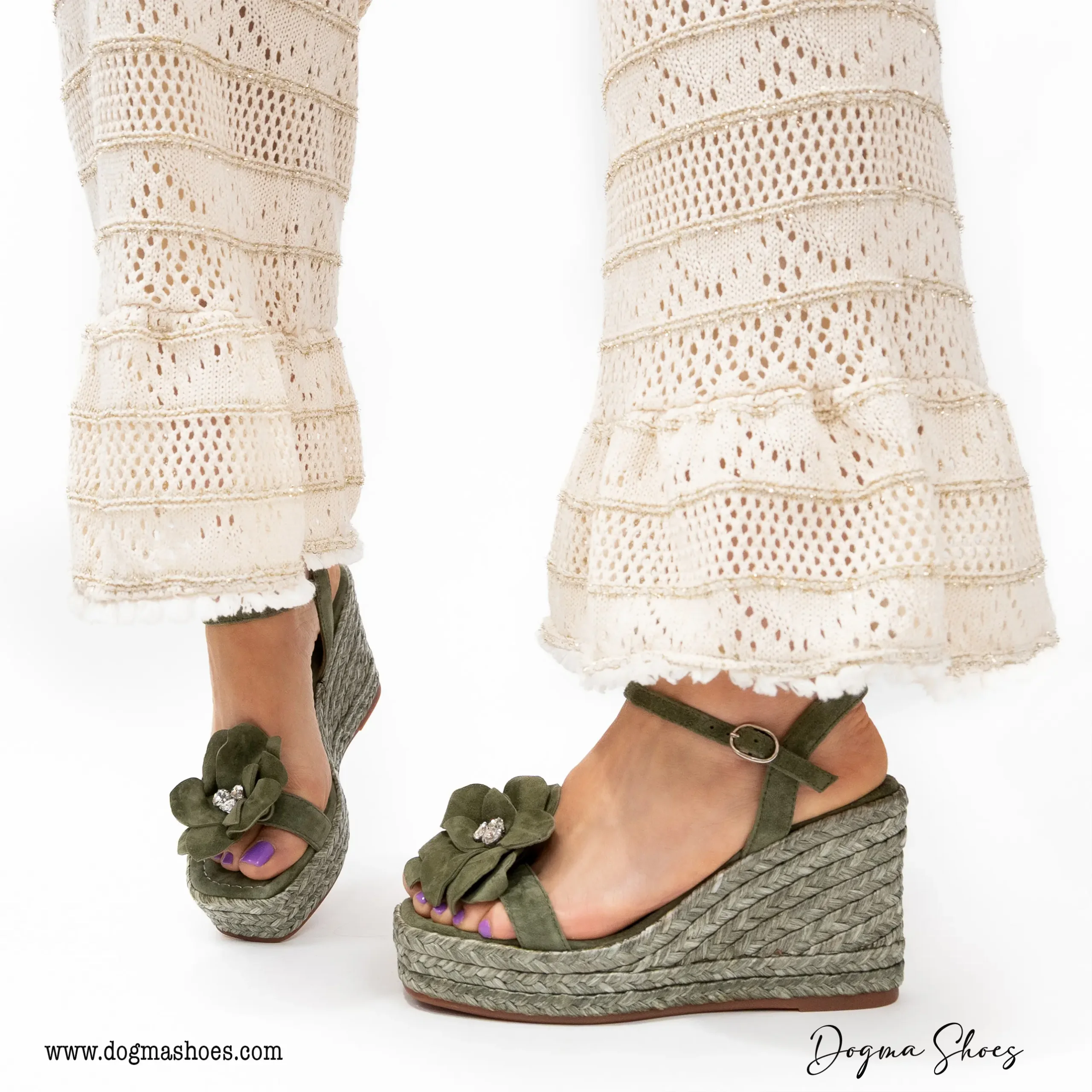 mulher com calças de renda e com Sandálias Alma en Pena V251285