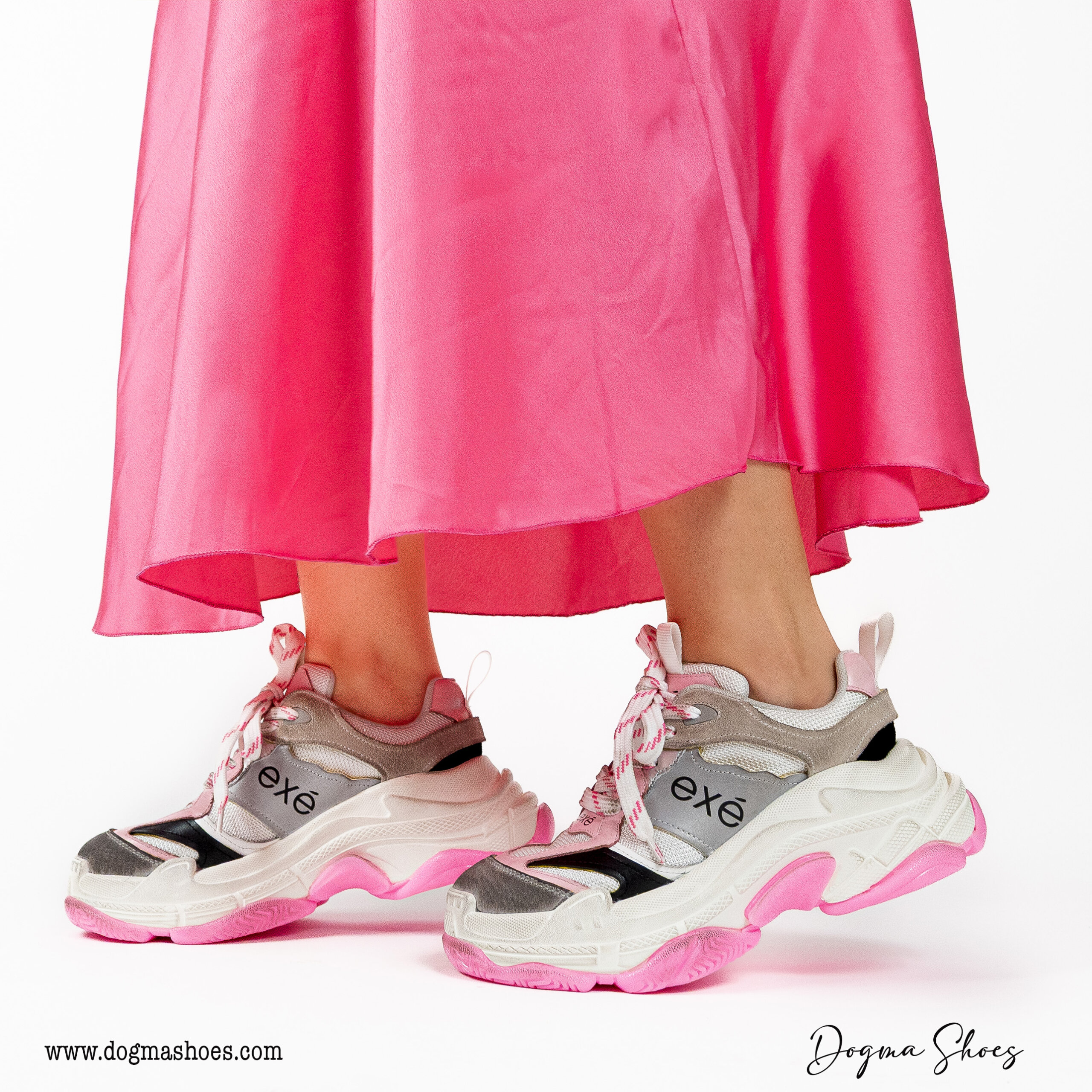  mulher com saia rosa e com sapatilhas marca Exé 930-10