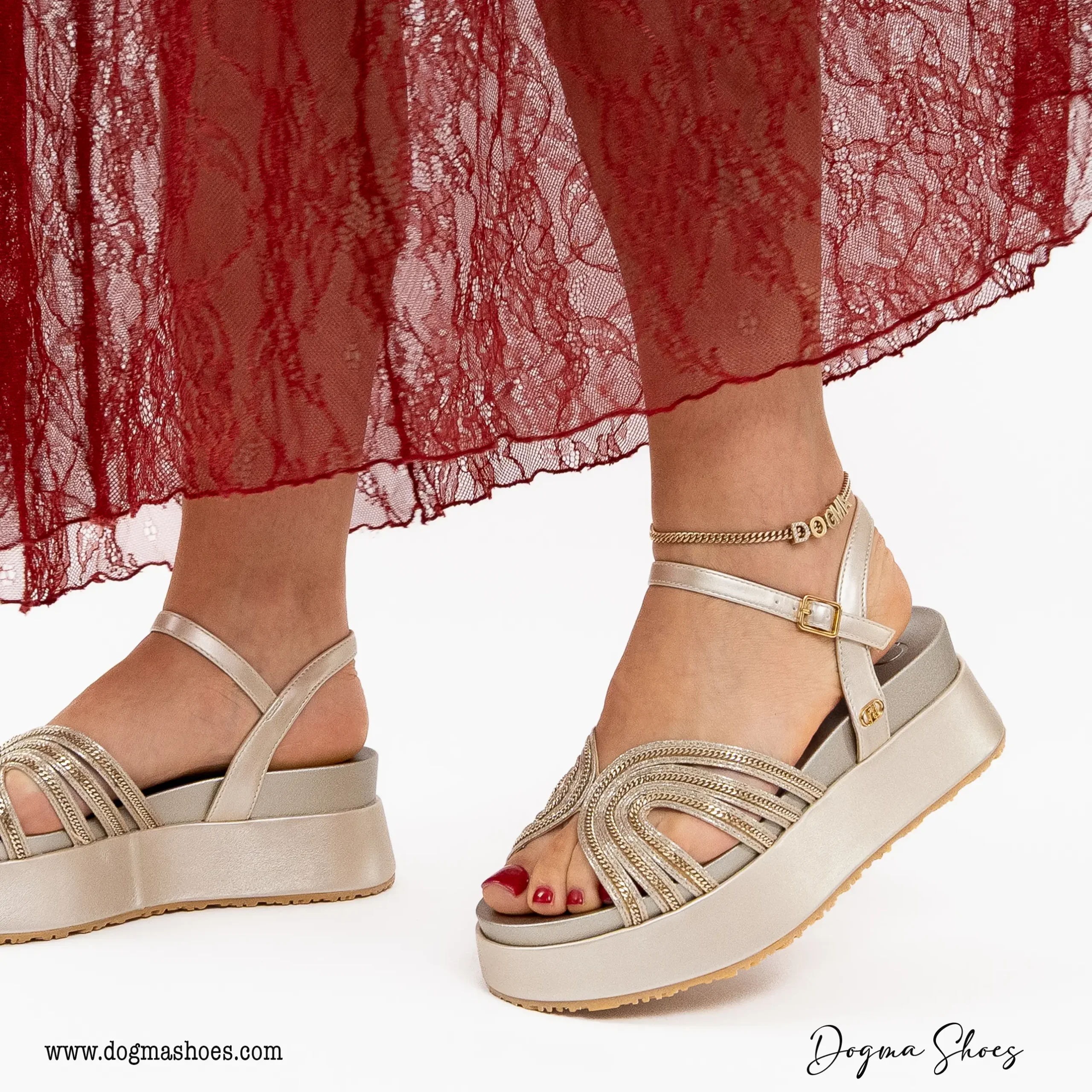 mulher com saia vermelha rendada, com Sandálias Liu Jo Frida, calçadas