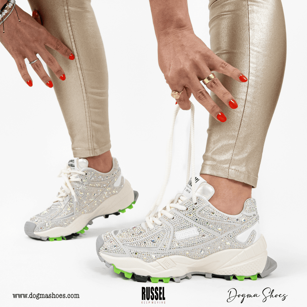 mulher com calças douradas e com Sapatilha Russel Matos Vilo branco, calçadas