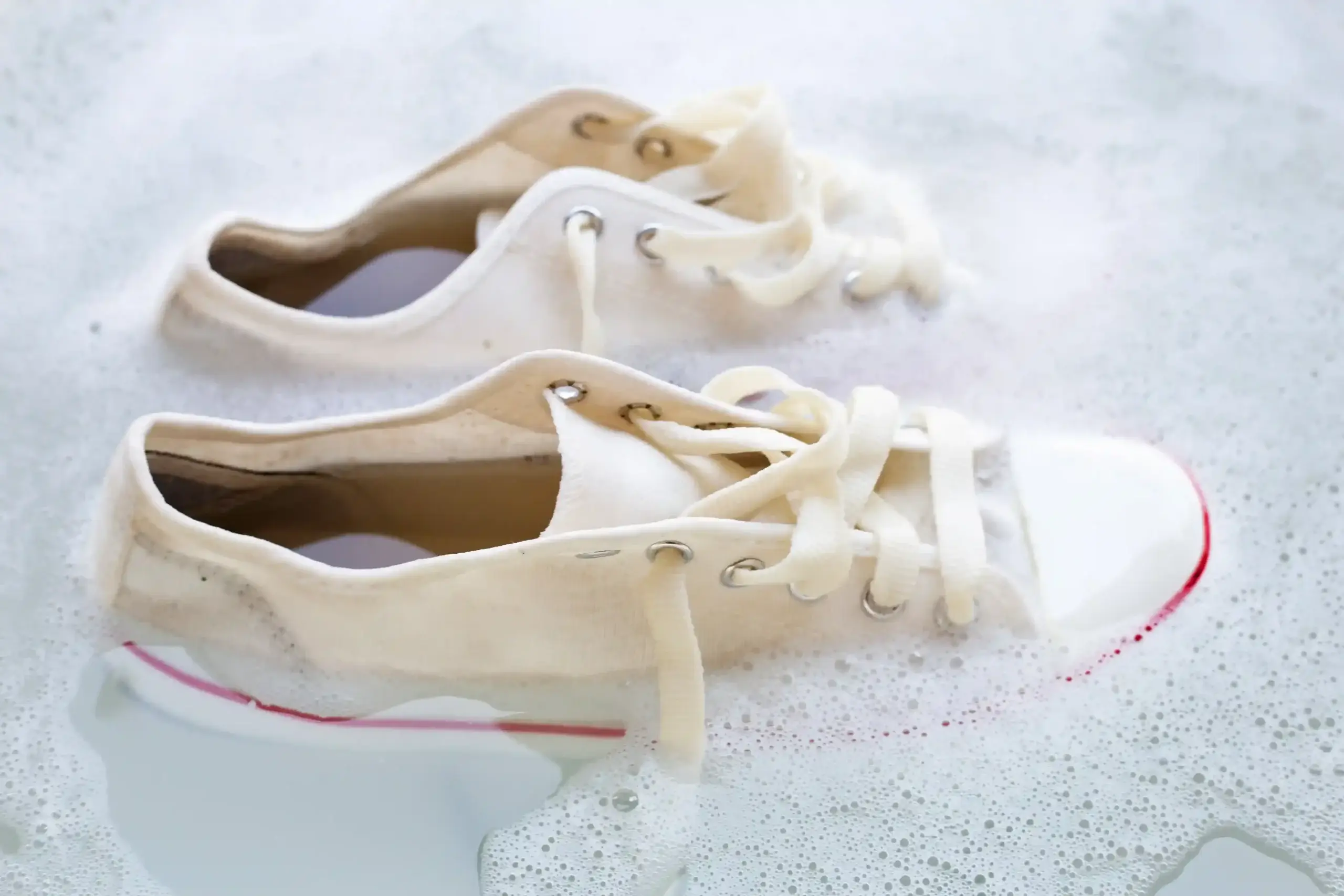 Mergulhe os sapatos antes de lavar. Limpeza de ténis sujos