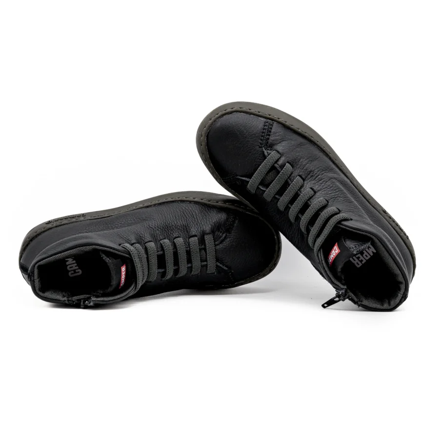 Botas pretas de caminhada em pele com sola baixa e atacadores, design minimalista e confortável