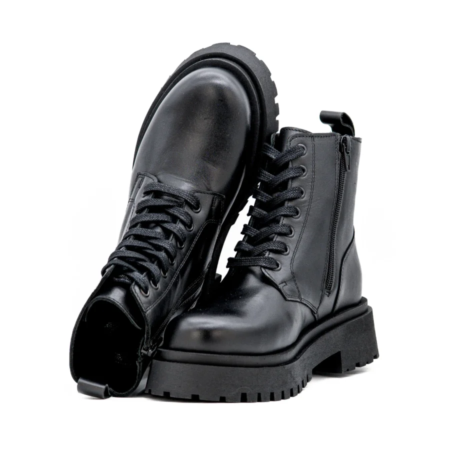 Botas Cubanas Nut pretas tipo militar em pele com sola tratorada, fecho lateral e atacadores