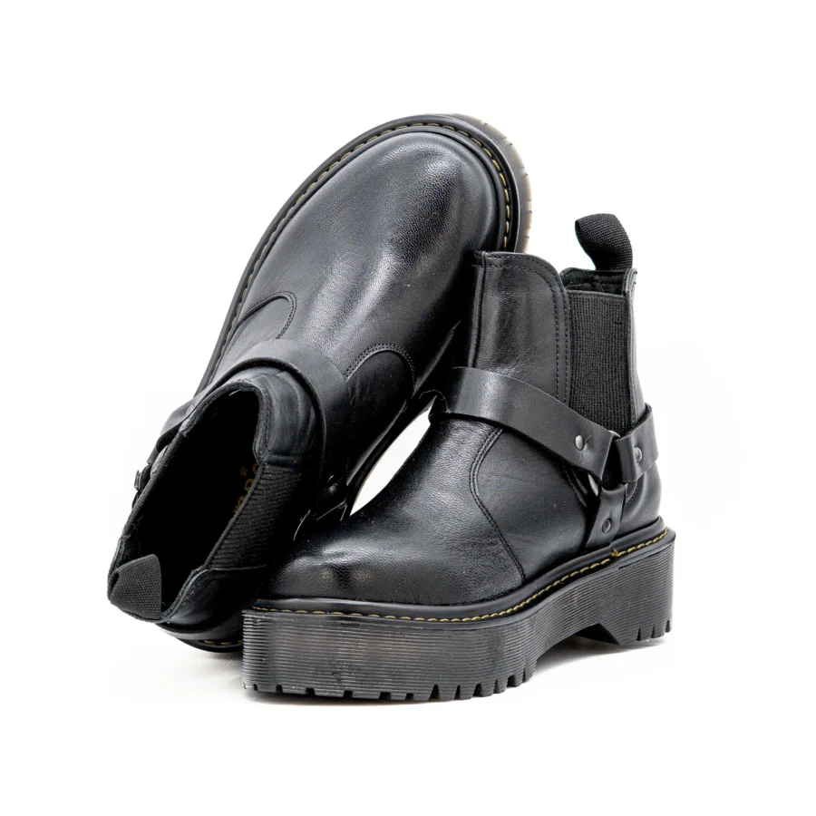 Botas pretas Cubanas Venus de sola tratorada em pele com detalhe de tiras laterais e elástico