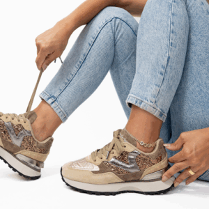 Sapatilhas Victoria multicolor em bege com detalhes cinza e sola castanha, usadas com calças de ganga claras