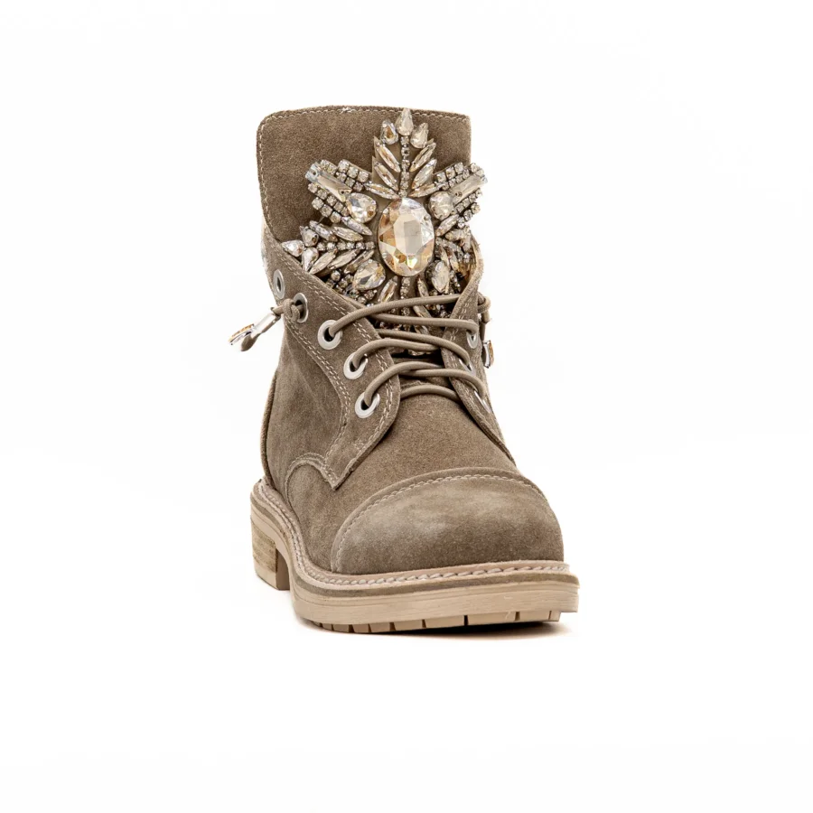 Bota Alma en Pena I251001-2 em tom castanho com um floco de neve como detalhes decorativos