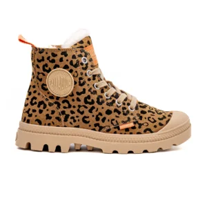 Bota Palladium Pampa Hi Zip Leo em Camel vista lateral