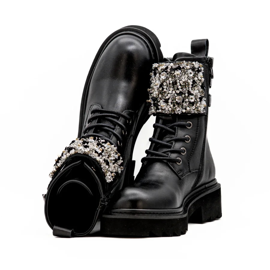 Botas pretas Tosca Blu em pele com atacadores, sola tratorada e detalhe de fivela dupla com aplicações brilhantes