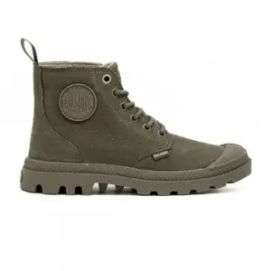 Bota Palladium Pampa Hi NBK em Verde vista lateral