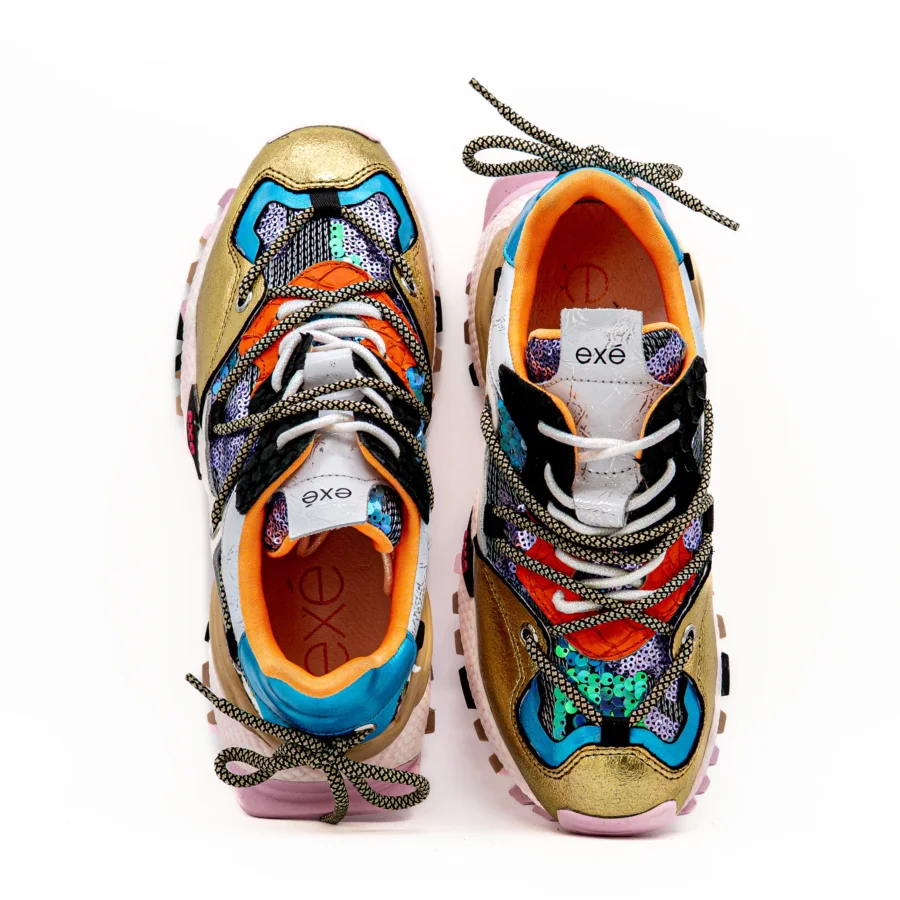 Sapatilhas Exé coloridas com acabamento metálico dourado, detalhes em lantejoulas multicoloridas, sola robusta e atacadores bicolores sobre fundo branco