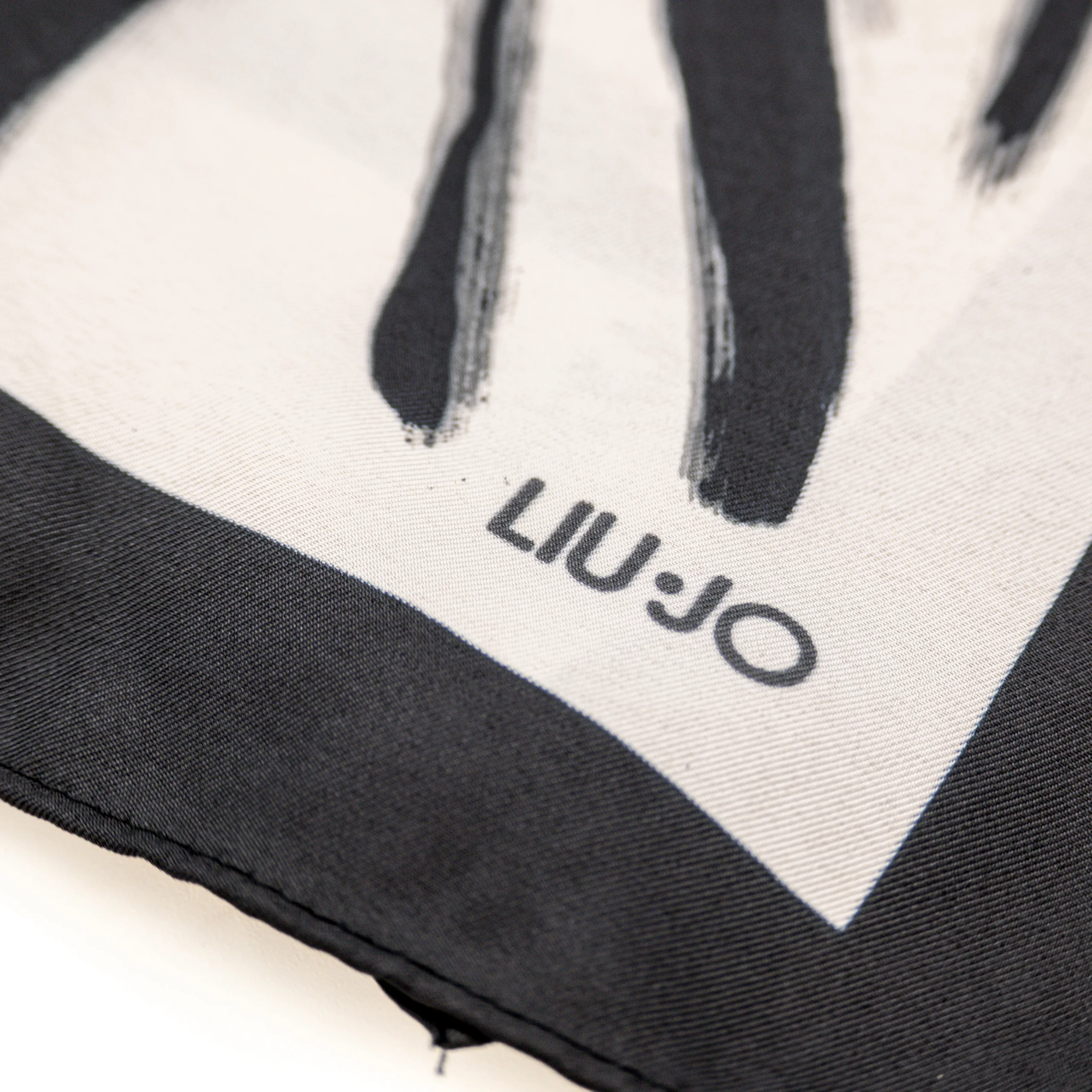 Lenço Liu Jo 2F6059 Branco com detalhe da marca